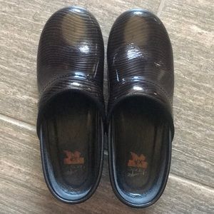 Dansko XP Swirl Black Patent Clog